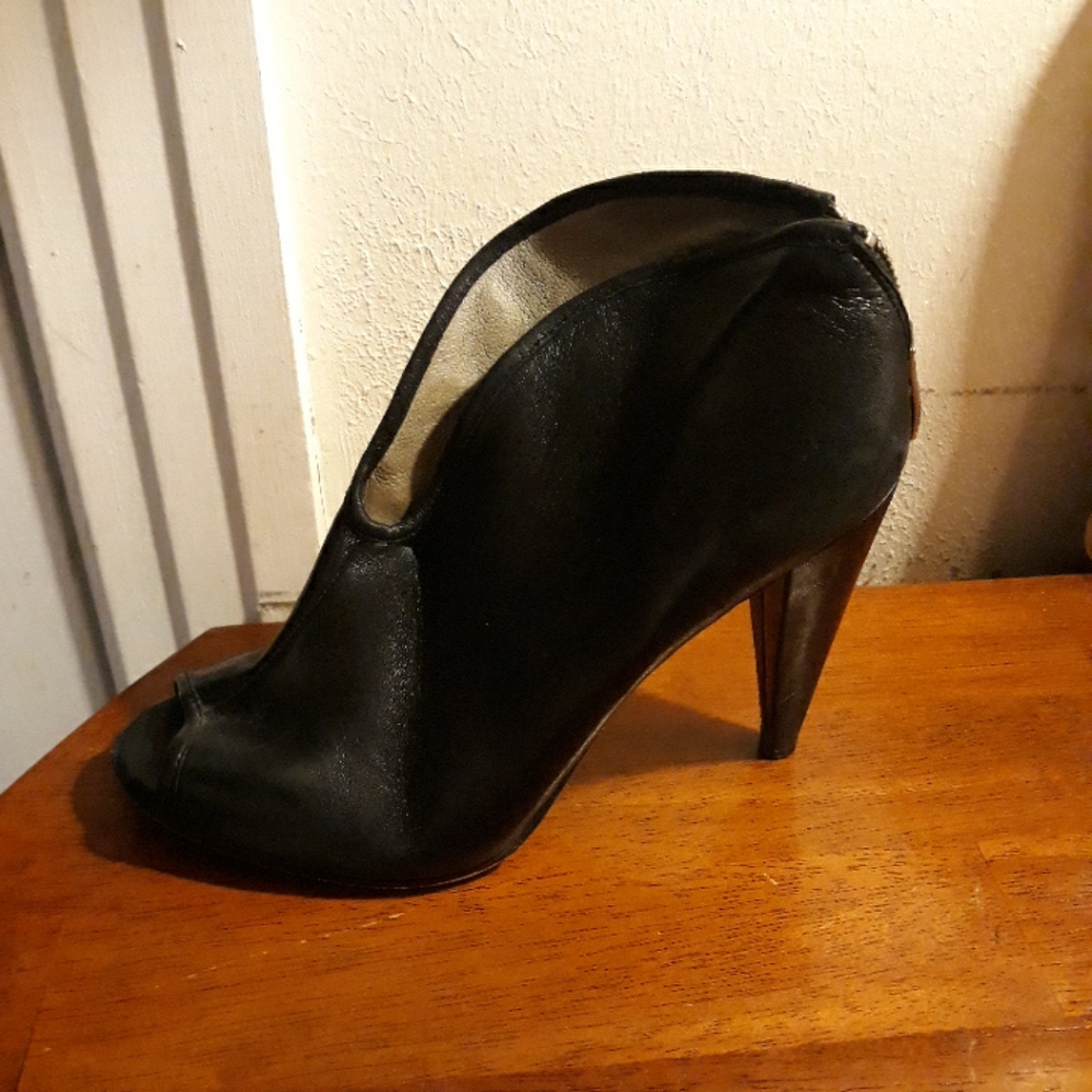 Vince Camuto Black Leather Back Zipper Women's Sz 6B Boots - Picture 2 of 11